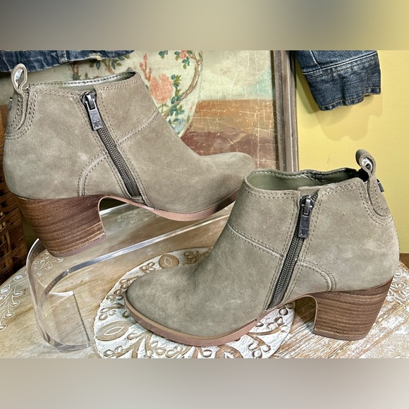 EUC Ivanka Trump “Thelma” Suede Ankle Booties. Size 6.5 - Picture 7 of 12